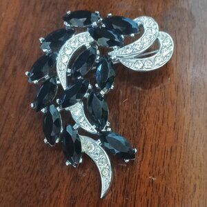 Vtg SIGNED Sarah Coventry Vienna Nights Black Navette Rhinestone Spray Brooch